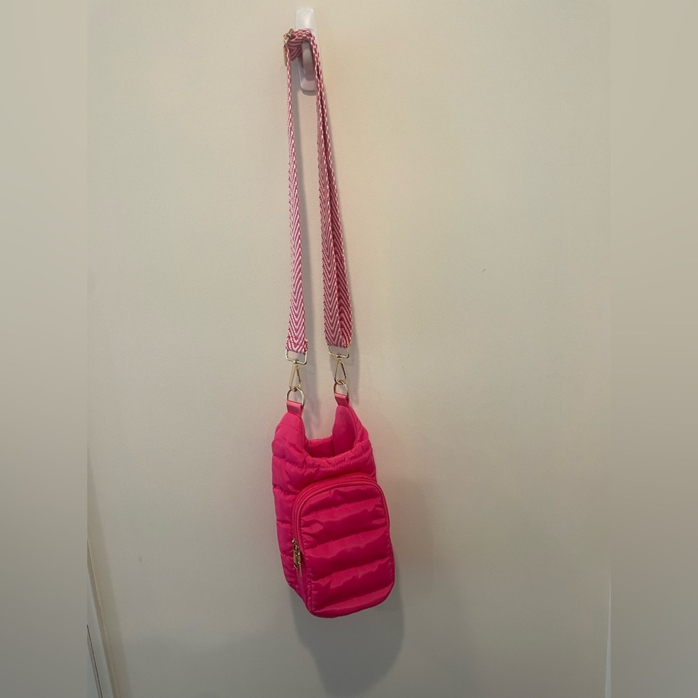 WANDERFULL BRIGHT PINK HYDROBAG
HANDLE WITH PINK AND CREAM STRAP